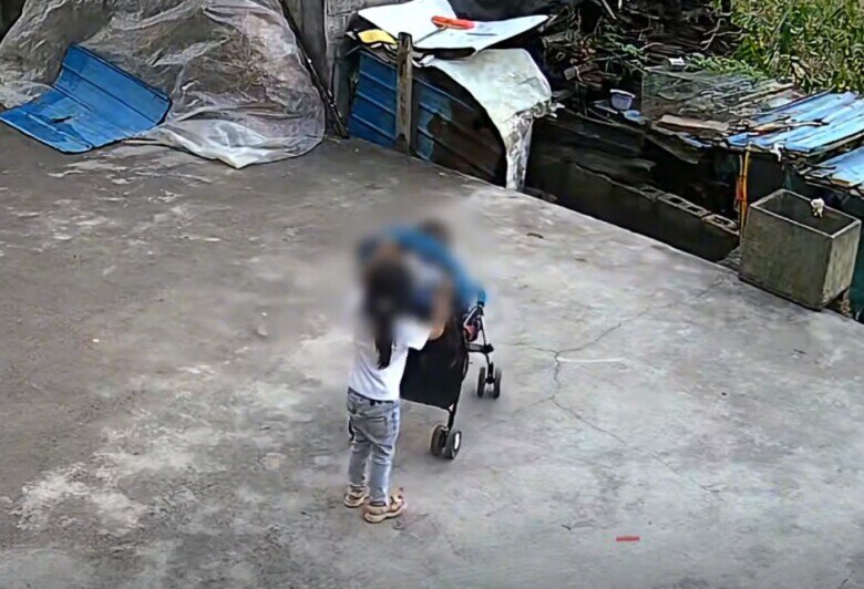 Chị gái chơi với em trai trước sân nhà, chiếc xe đẩy bất ngờ xảy ra sự cố khiến phụ huynh thót tim - 2