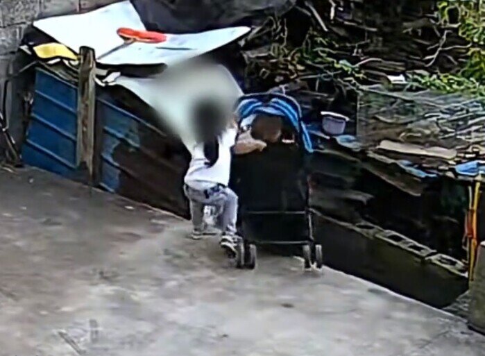 Chị gái chơi với em trai trước sân nhà, chiếc xe đẩy bất ngờ xảy ra sự cố khiến phụ huynh thót tim - 3