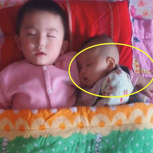 Cho con sơ sinh ngủ cùng con lớn, khi giở chăn ra người mẹ gọi chồng đến ngay lập tức - 1