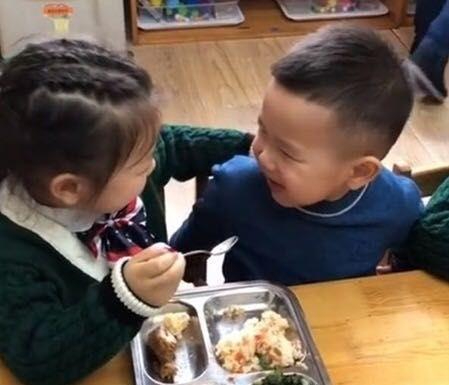 Cô giáo gửi hình 2 trẻ mầm non đang ăn trưa vào nhóm lớp, phụ huynh phàn nàn, hiệu trưởng phải lên tiếng giải thích - 1