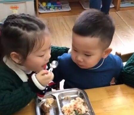 Cô giáo gửi hình 2 trẻ mầm non đang ăn trưa vào nhóm lớp, phụ huynh phàn nàn, hiệu trưởng phải lên tiếng giải thích - 2