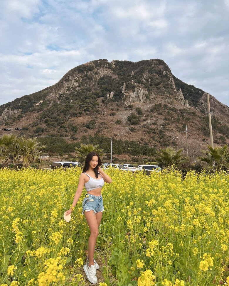 50 tuổi nhưng nữ nha sĩ trông như nữ sinh cấp 3.