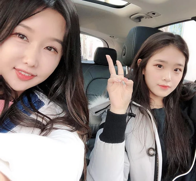 Cặp mẹ con trông như chị em song sinh.