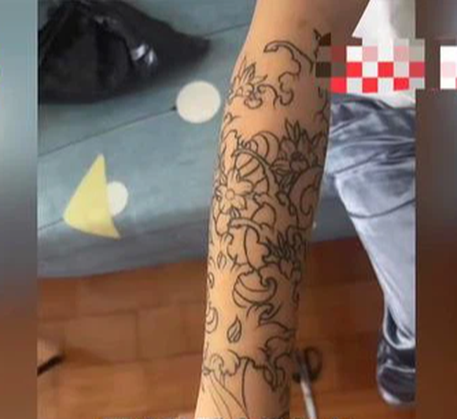 Con gái dậy thì thường xuyên mặc áo dài tay dù rất nóng, người mẹ suy sụp khi phát hiện hình vẽ khủng khiếp dưới tay áo - 1