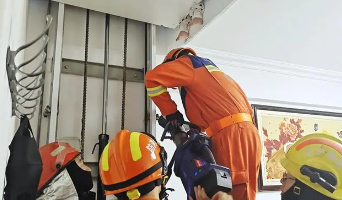 Con gái đi thang máy rồi mất tích, gia đình tá hỏa phát hiện đôi chân thò ra từ trần nhà, lập tức báo cảnh sát - 1