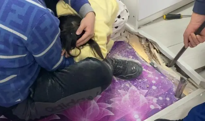 Con gái đi thang máy rồi mất tích, gia đình tá hỏa phát hiện đôi chân thò ra từ trần nhà, lập tức báo cảnh sát - 2