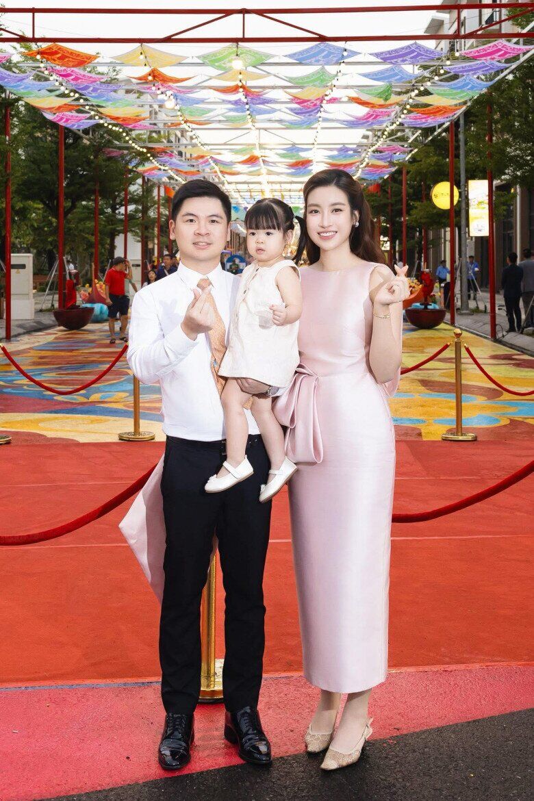 Con gái Đỗ Mỹ Linh lớn vừa xinh vừa hài, 3 tuổi được mẹ amp;#34;Hoa hậu phố cổamp;#34; cho học đủ môn toán, văn, múa, hát - 7