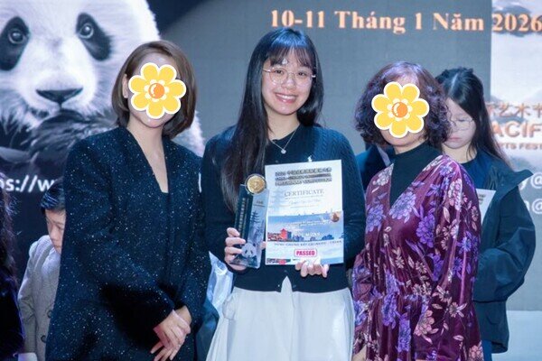 Con gái MC VTV Diệp Chi bật đèn ôn thi giữa rừng, khiến mẹ rưng rưng nước mắt với bảng điểm học tập tuyệt đối - 5