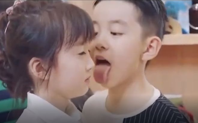 Con trai có hành động lạ với bạn gái, nữ diễn viên lên tiếng giải thích khiến mạng xã hội bùng nổ tranh luận - 1