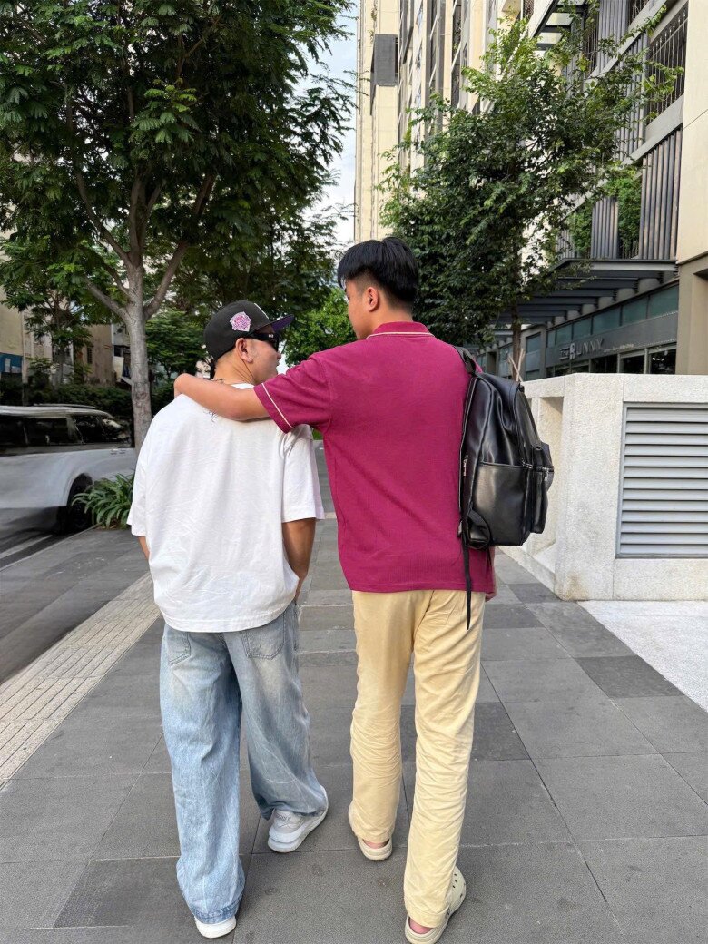 Con trai sang Mỹ được 10 tháng, điện về nhà báo một tin khiến vợ chồng Ưng Hoàng Phúc thấy thương, mua vé cho về nước - 1