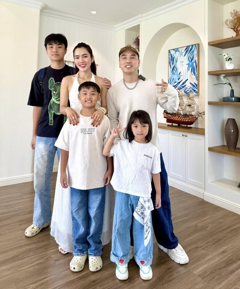 Gia đình con riêng - con chung của vợ chồng Ưng Hoàng Phúc.