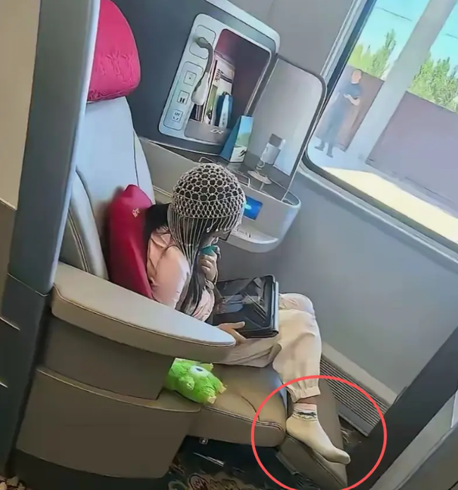 Bức ảnh người mẹ đăng con gái bay hạng thương gia gây dậy sóng mxh.