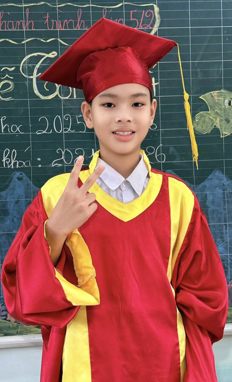 Thu Thuỷ trẻ xinh đi dự buổi lễ tốt nghiệp của con trai.