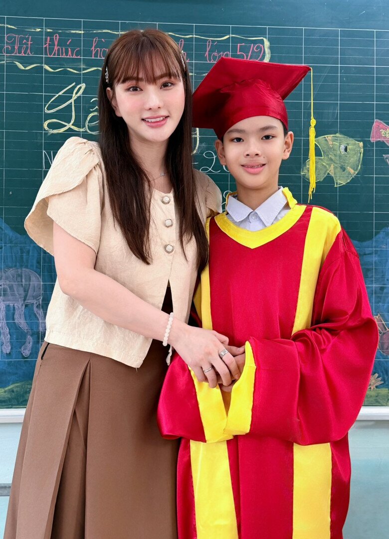 Đến trường con, mẹ Việt trẻ gây chú ý vì đẹp nhất lễ bế giảng, danh tính không phải bình thường - 1