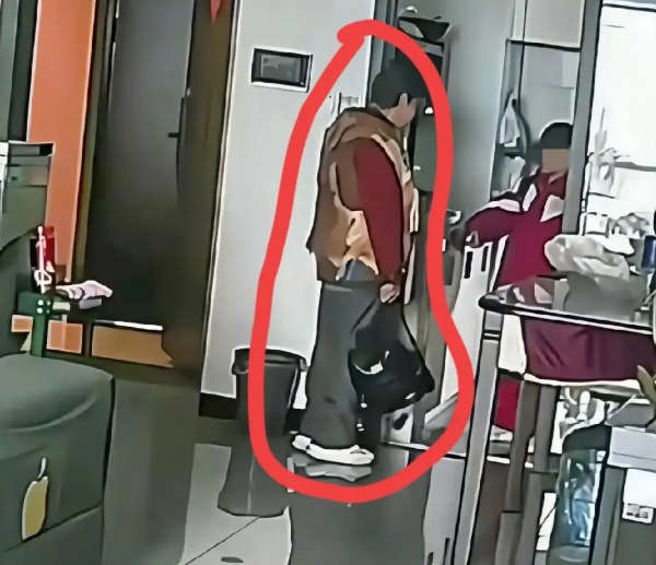 Đi học về bị kẻ lạ bám đuôi đến tận nhà, cậu bé tiểu học có pha xử lý khiến nhiều người vỗ tay khen ngợi - 1