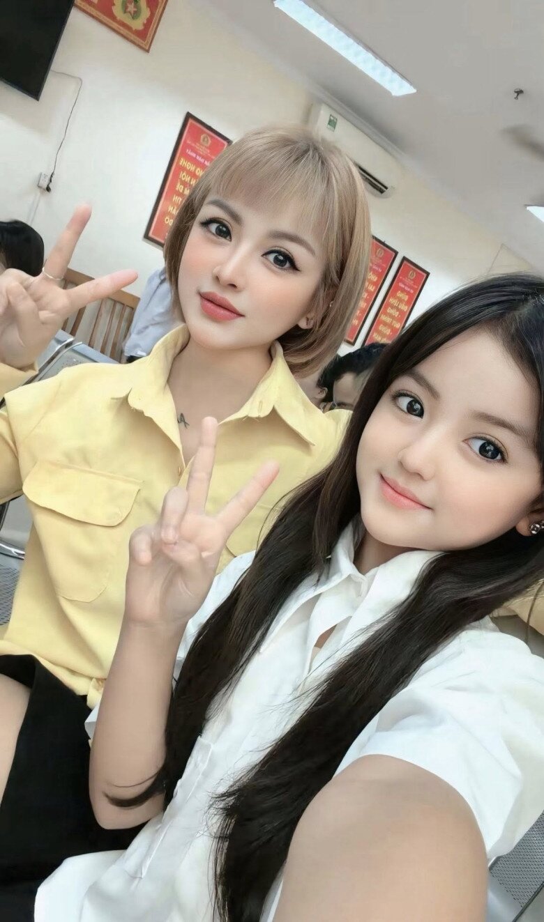 Mẹ và con gái như chị em sinh đôi.