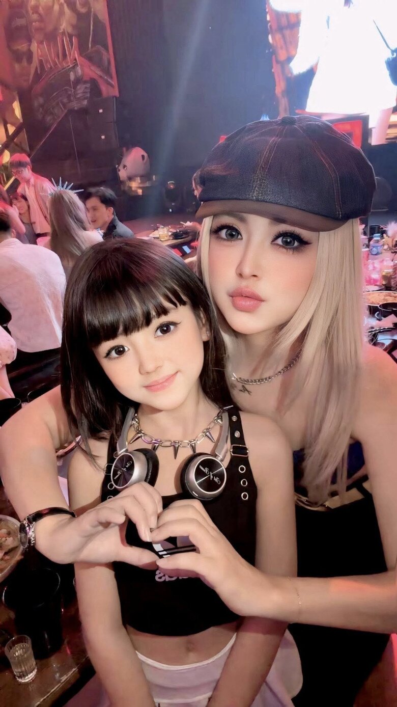Đi làm CCCD, bé gái Hà Nội gây chú ý vì quá xinh, nhìn sang mẹ nhiều người sốc hơn vì không biết ai mẹ ai con - 6