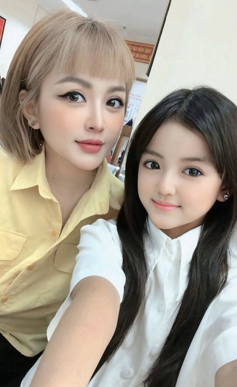 Đi làm CCCD, bé gái Hà Nội gây chú ý vì quá xinh, nhìn sang mẹ nhiều người sốc hơn vì không biết ai mẹ ai con - 4