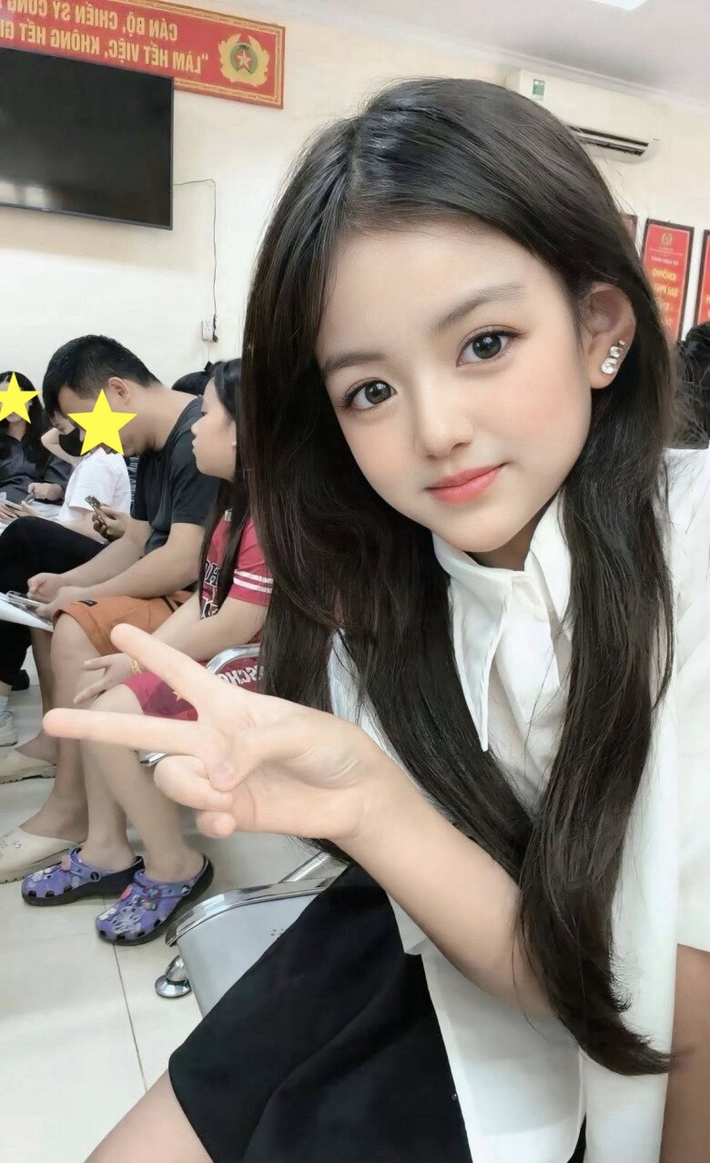 Đi làm CCCD, bé gái Hà Nội gây chú ý vì quá xinh, nhìn sang mẹ nhiều người sốc hơn vì không biết ai mẹ ai con - 1