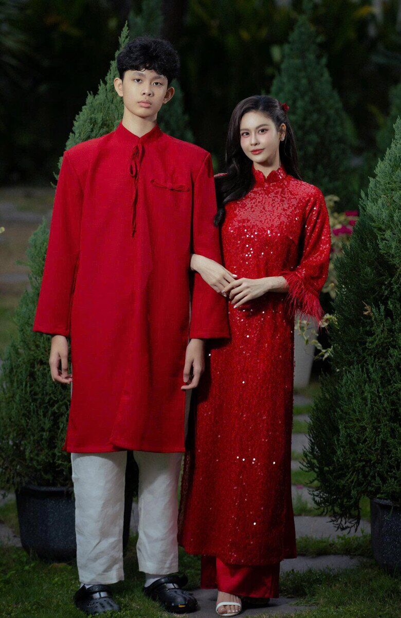 Cậu bé lúc nhỏ mũm mĩm nhưng ở độ tuổi dậy thì lại lột xác cao lớn, thân hình ấn tượng.