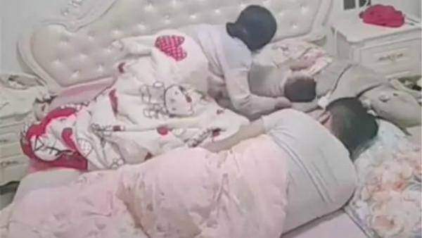 Đứa bé được chuyển chỗ ngay khi ngủ, hành động của bố mẹ sau đó đôi vợ chồng nào cũng đỏ mặt - 2
