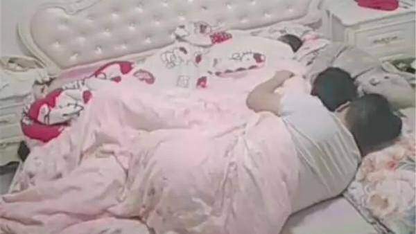 Đứa bé được chuyển chỗ ngay khi ngủ, hành động của bố mẹ sau đó đôi vợ chồng nào cũng đỏ mặt - 3