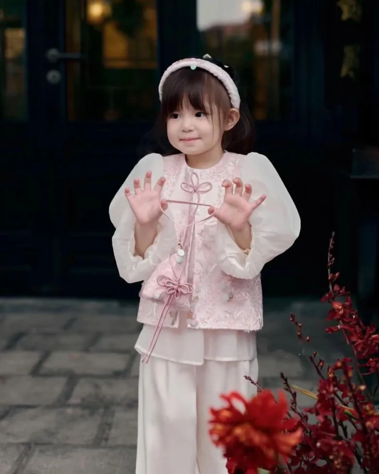 Càng lớn, nhóc tì càng được khen trông xinh xắn, ra dáng tiểu thư. Lúc nhỏ giống hệt bố, nhưng lớn lên thì lại rõ nét thừa hưởng từ mẹ hotgirl Salim.