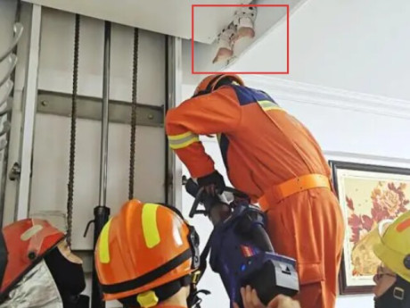 Con gái đi thang máy rồi mất tích, gia đình tá hỏa phát hiện đôi chân thò ra từ trần nhà, lập tức...