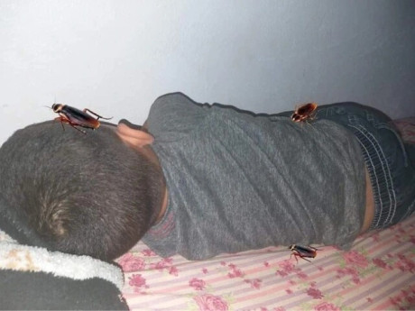 Bà mẹ gây tranh cãi với bức ảnh “trị” con trai lười tắm, khiến đứa trẻ sợ đến mức tắm 10 lần/ngày