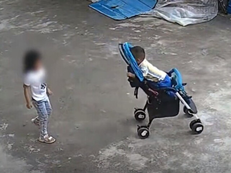 Chị gái chơi với em trai trước sân nhà, chiếc xe đẩy bất ngờ xảy ra sự cố khiến phụ huynh thót tim