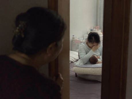 Thấy con dâu cứ cho con bú là trốn vào chỗ kín, mẹ chồng lén nhìn qua khe cửa liền lập tức gọi con trai về gấp
