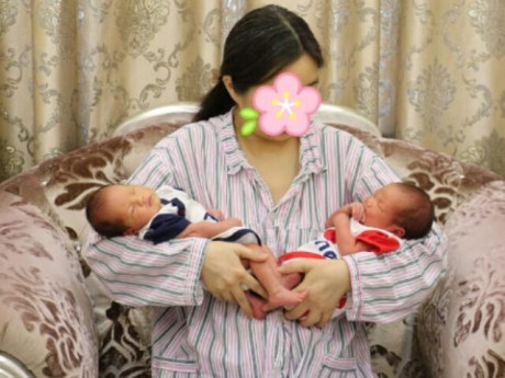 Sinh ra một trai và một gái, mẹ trẻ khóc vì mừng nhưng bác sĩ lại lắc đầu thông báo: “Đây không phải sinh đôi”