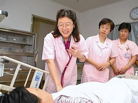 Mất con trai duy nhất ở tuổi 19, người mẹ U60 quyết đẻ thêm cặp sinh đôi và cái kết đắt giá trên bàn đẻ