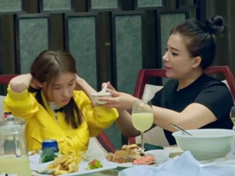 Tiểu thư du học Pháp bị "ném đá" vì 16 tuổi vẫn để mẹ cắt móng chân, bón từng thìa cơm, mỗi ngày tiêu 135 triệu