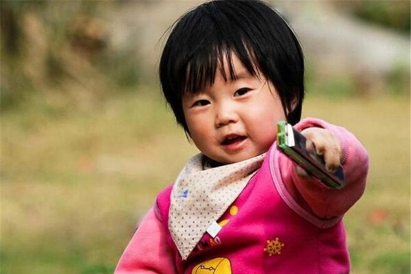 Gửi con gái xinh 3 tuổi về quê bà chăm, mẹ đi xuất khẩu lao động về căng mắt vẫn không nhận ra con - 1