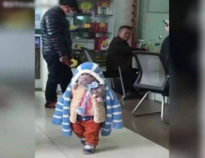 Gửi con về nhà nội, mẹ bỉm đi làm về thì tá hỏa khi thấy hiện tượng đầu con 3 tuổi amp;#34;bốc khóiamp;#34; - 3
