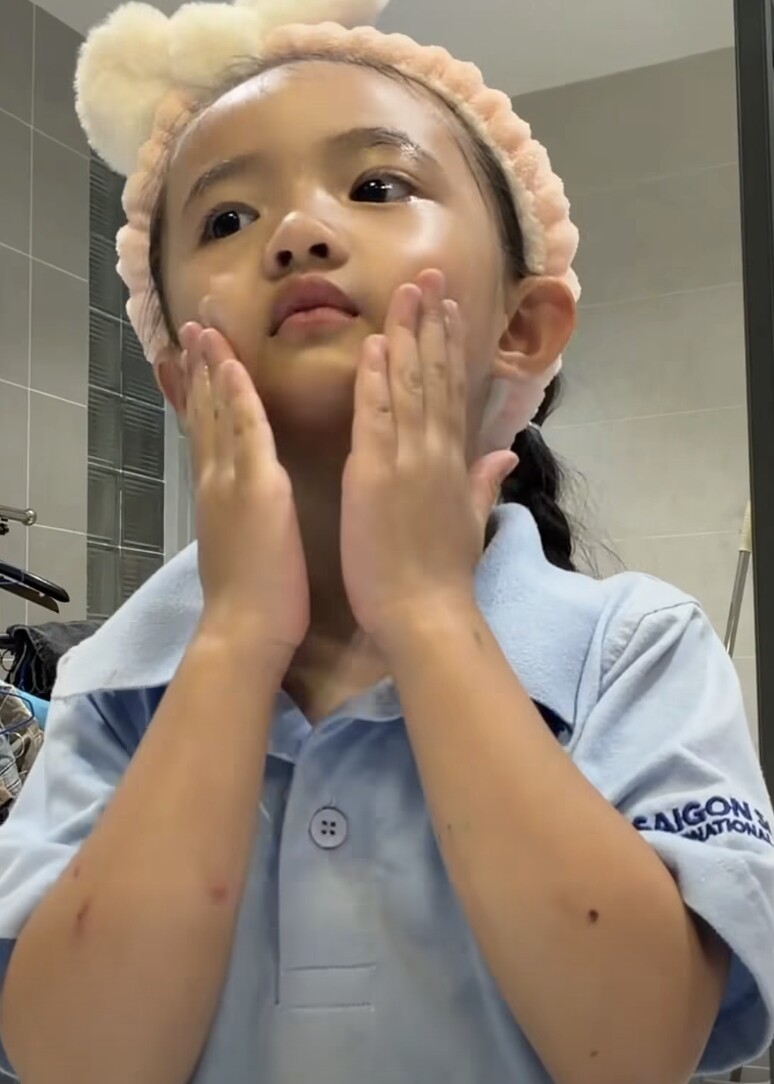 Winnie quay vlog kể về các bước vệ sinh cá nhân mỗi ngày trước khi đi ngủ.