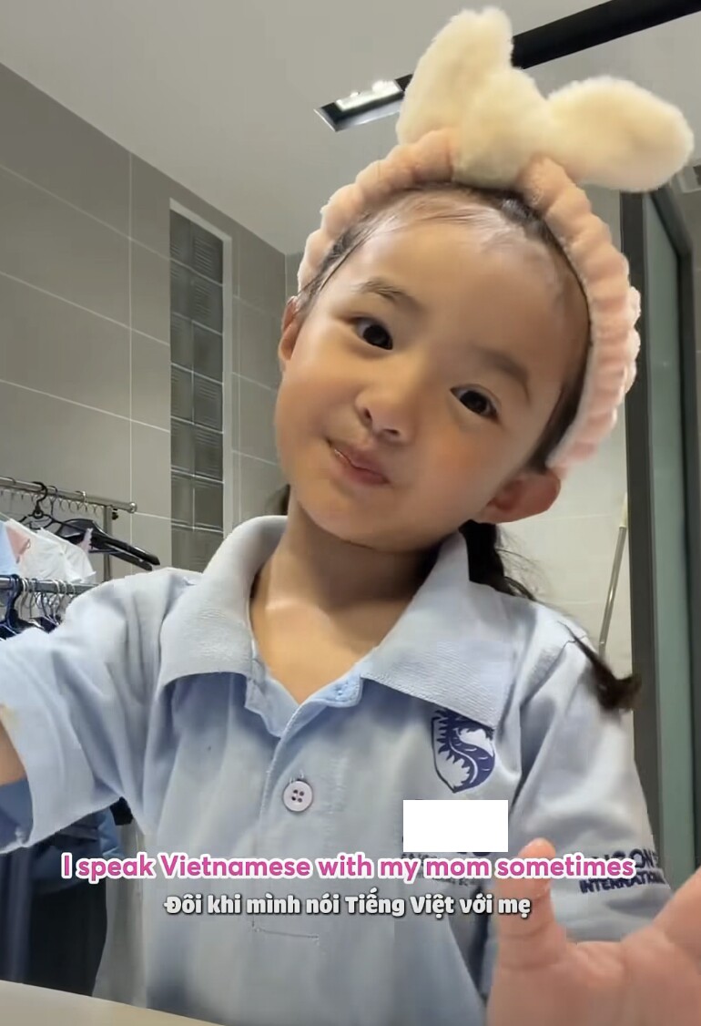Con gái Đông Nhi còn nhỏ nhưng đã nói tiếng Anh vanh vách như người bản địa.