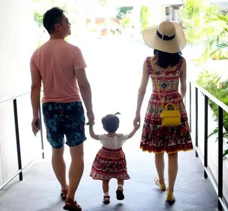 Cô kết hôn với chồng tỷ phú, và làm mẹ 3 con.
