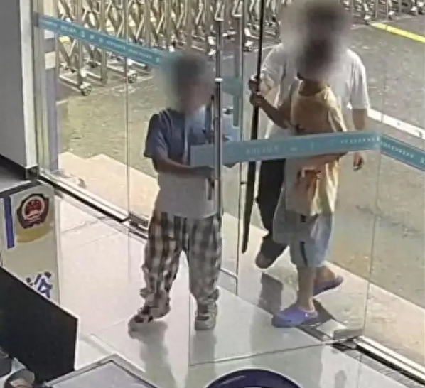 “Khối nghỉ hè” đến đồn cảnh sát khiến ai cũng căng thẳng, cả căn phòng vỡ òa khi hai đứa trẻ lên tiếng - 2