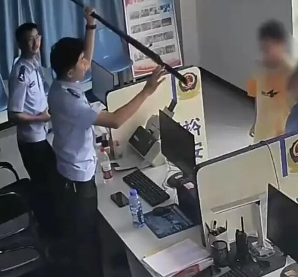 “Khối nghỉ hè” đến đồn cảnh sát khiến ai cũng căng thẳng, cả căn phòng vỡ òa khi hai đứa trẻ lên tiếng - 3