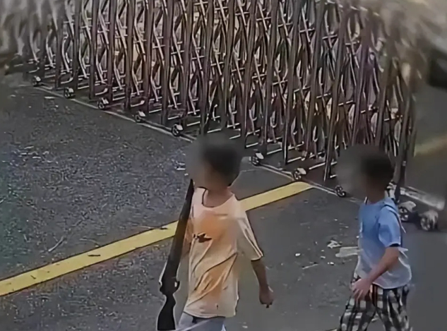 “Khối nghỉ hè” đến đồn cảnh sát khiến ai cũng căng thẳng, cả căn phòng vỡ òa khi hai đứa trẻ lên tiếng - 1