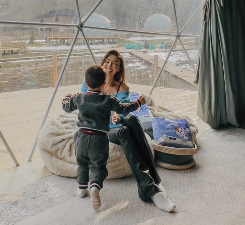 Cô có một cậu con trai, nhưng rất hiếm khi cho nhóc tỳ lên sóng lộ mặt.