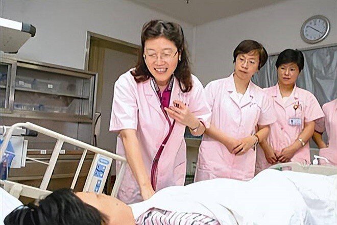 Mất con trai duy nhất ở tuổi 19, người mẹ U60 quyết đẻ thêm cặp sinh đôi và cái kết đắt giá trên bàn đẻ - 1