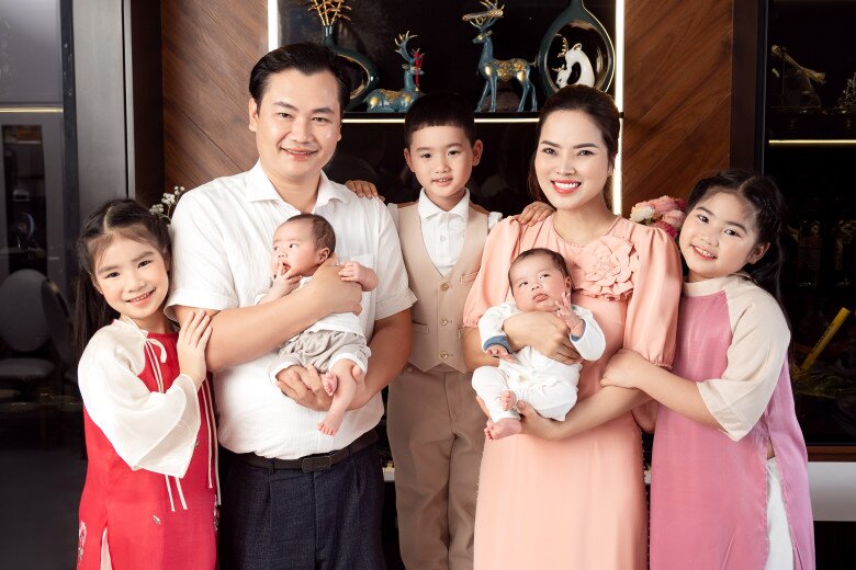 Gia đình 7 thành viên, và 1 thành viên nhí sắp chào đời của chị Khuyên.