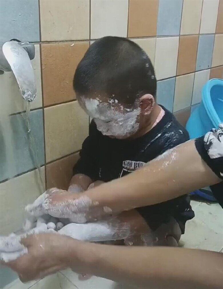 Mẹ phát hiện con trai đi tắm mãi vẫn chưa ra, vào kiểm tra thì hoảng hốt thấy mặt con trắng bệch - 2