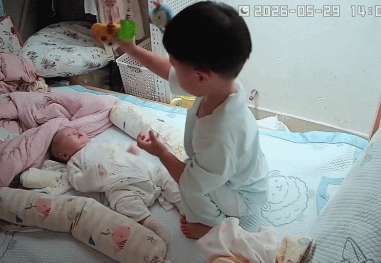 Mẹ ra ngoài để con trai 2 tuổi và em sơ sinh trong phòng ngủ, hành động của anh lớn khiến gia đình lặng người - 3