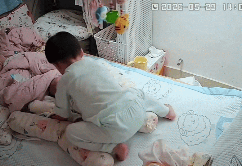 Người mẹ ban đầu lo lắng liên tục kiểm tra camera.