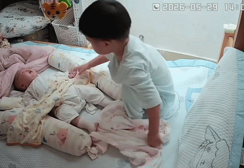 Mẹ ra ngoài để con trai 2 tuổi và em sơ sinh trong phòng ngủ, hành động của anh lớn khiến gia đình lặng người - 2