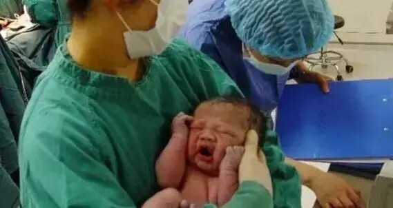 Mẹ trẻ 9X vừa sinh con xong liền khóc nức nở vì thấy con “lạ quá”, gia đình hoang mang nhưng bác sĩ chúc mừng - 3
